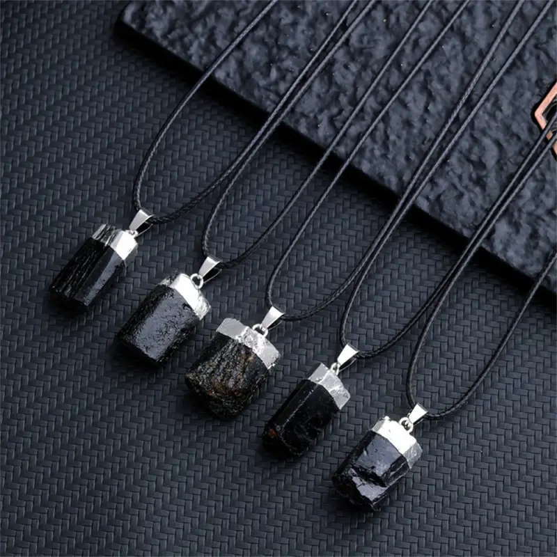 Natūralaus krištolo kolona, originalus akmuo, juodo turmalino pakabukas, netaisyklingo elektrinio akmens kolona, rūdos sidabruotas krašto karoliai, pakabukas