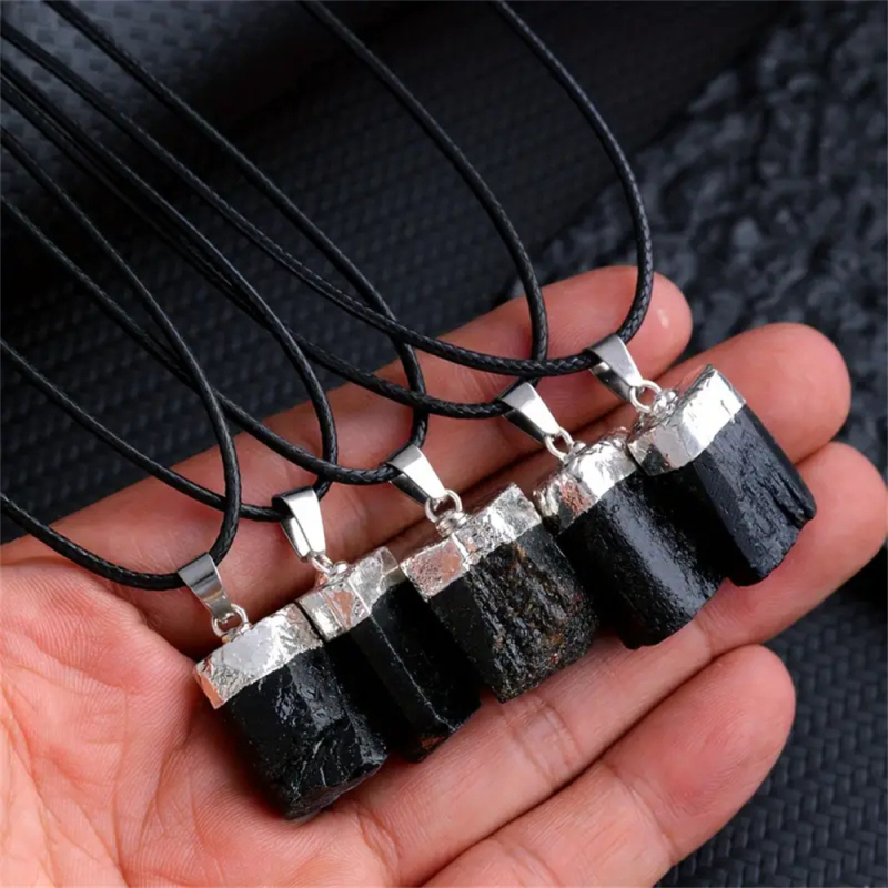 Natūralaus krištolo kolona, originalus akmuo, juodo turmalino pakabukas, netaisyklingo elektrinio akmens kolona, rūdos sidabruotas krašto karoliai, pakabukas