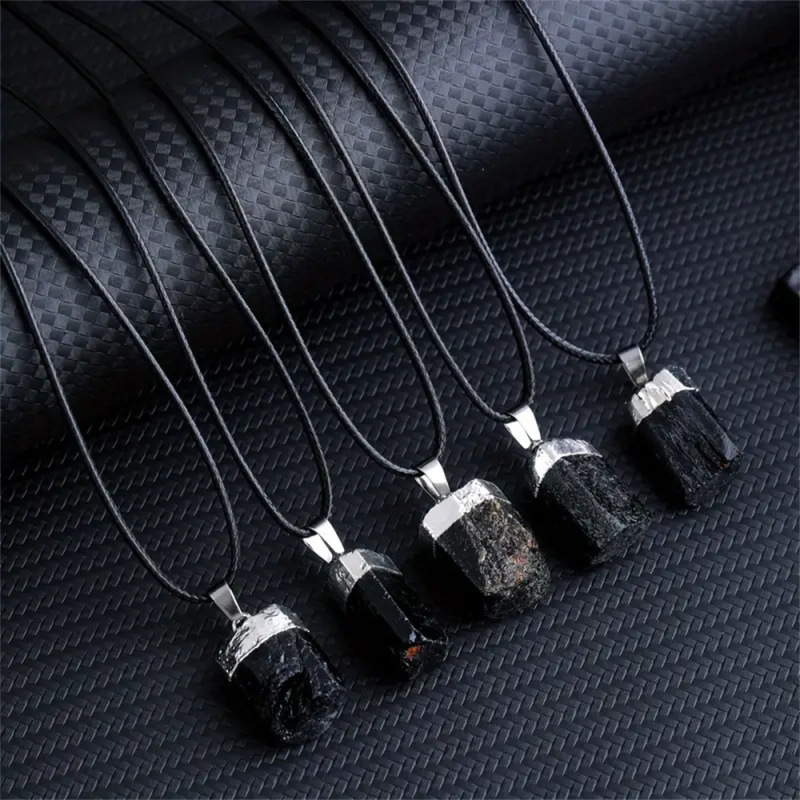 Natūralaus krištolo kolona, originalus akmuo, juodo turmalino pakabukas, netaisyklingo elektrinio akmens kolona, rūdos sidabruotas krašto karoliai, pakabukas