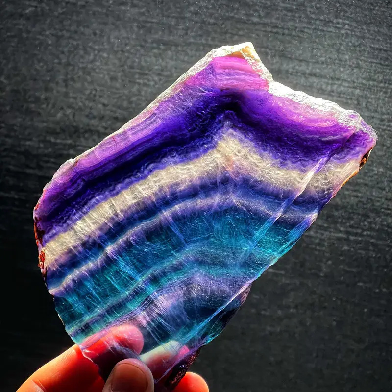 Natūralūs kristalai, fluorito griežinėliai, papuošalai, neapdorotas mineralas, įvairiaspalvis fluoritas, neapdoroto akmens griežinėliai, mineralų pavyzdžiai, namų dekoras, įvairiaspalviai mineralai