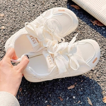 Λευκά γυναικεία παπούτσια 2025 Νέα καλοκαιρινά αναπνεύσιμα mesh λεπτά μαλακά πέλματα που δεν κουράζουν τα πόδια ηθική προπόνηση casual αθλητικά sneakers