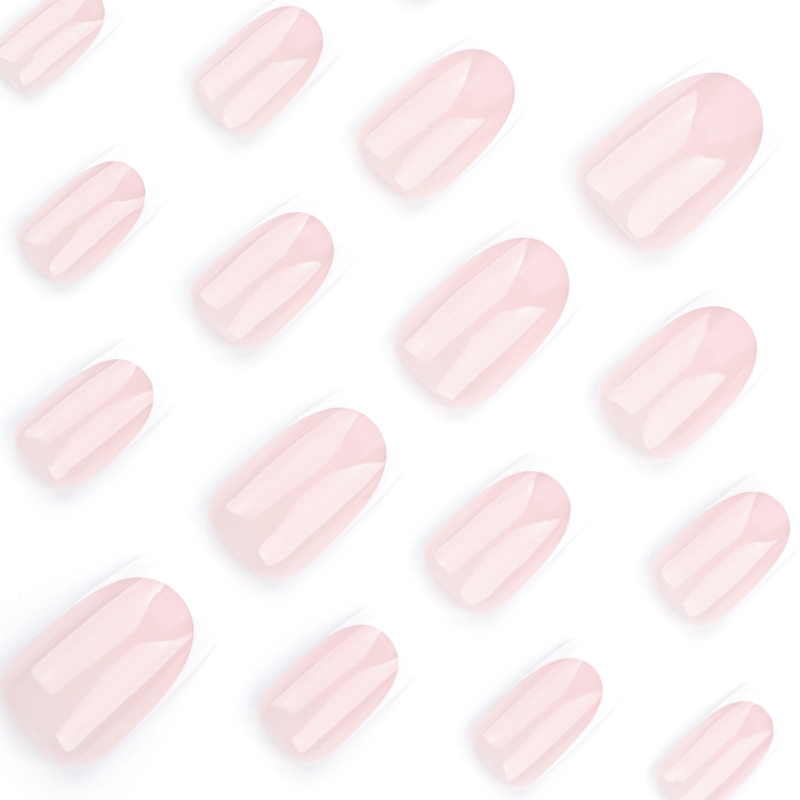 Nešiojant prancūzišką, baltu kraštu pagamintą paprastą, kūno spalvos nagų dailės dirbtinį nagą, klasikinį, trumpą, europietišką, kvadratinį nagų papuošalą, urmu.