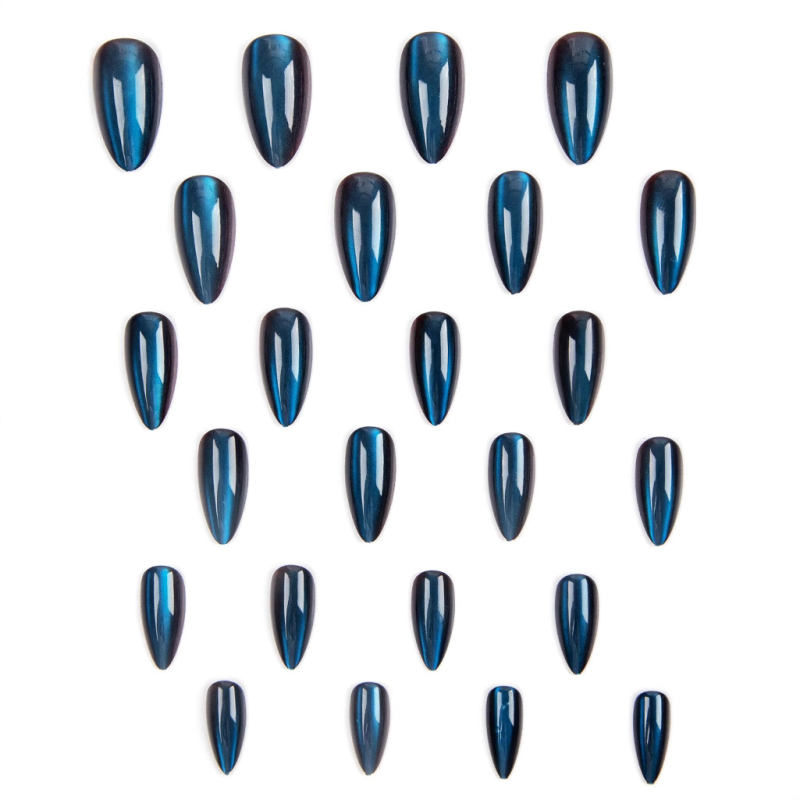 Trumpi, migdolo baltumo, smailūs plaukai, dėvimi trumpais nagais, maža raudona knygelė, parduodanti tamsiai mėlynus dirbtinius nagus urmu.