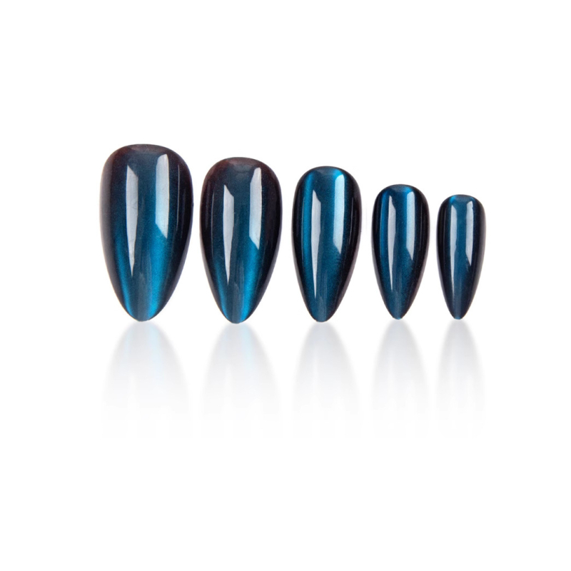 Trumpi, migdolo baltumo, smailūs plaukai, dėvimi trumpais nagais, maža raudona knygelė, parduodanti tamsiai mėlynus dirbtinius nagus urmu.