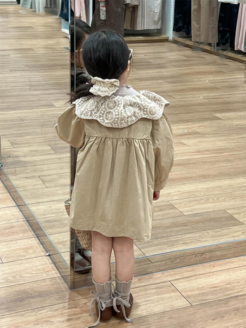 Jesenski djevojački slatki čipkasti ovratnik s laticama za lutke srednje duljine, kači kaput s jednim redom kopčanja, 2024.