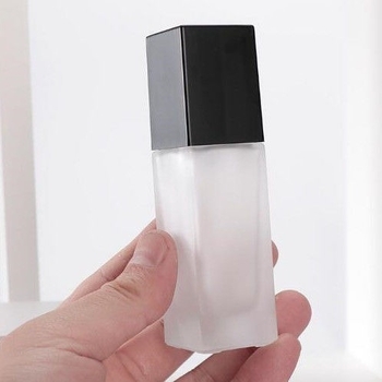 Τετράγωνο γυάλινο μπουκάλι υγρού βάσης με παγωμένο διαφανές μπουκάλι διανομής, κρέμα απομόνωσης Bb, τετράγωνο μπουκάλι ψεκασμού τύπου, γυάλινο μπουκάλι