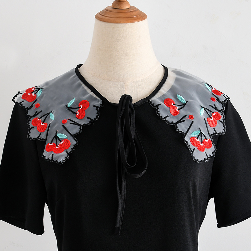 Nėriniuota skara su juosmeniu, balta organza, fėjos peties apdaila, japoniškų gėlių dėklas, didelis atlapas, netikra apykaklė