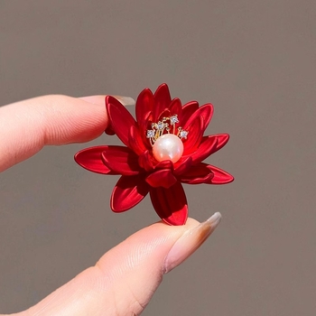 Κινέζικο εορταστικό κόκκινο λουλούδι καρφίτσα με σχέδιο λωτού και μαργαριτάρι κορσάζ φόρεμα κοστούμι αξεσουάρ niche pin