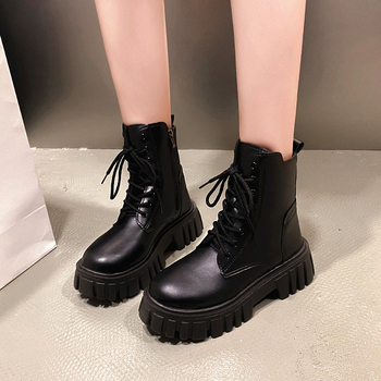 2025 m. rudens ir žiemos nauji europietiški ir amerikietiški didelių dydžių apvalių pirštų, suvarstomi storu kulnu, užtrauktuku šone, moterims, paruošti pardavimui.