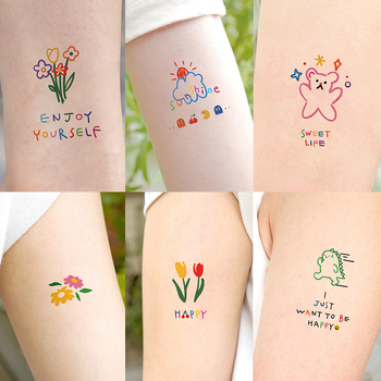Maza, svaigas krāsas tetovējuma uzlīme stilā ar mazu rakstu, multfilmas pirkstu, uzacu burtu, ziedu, jauka tetovējuma uzlīme