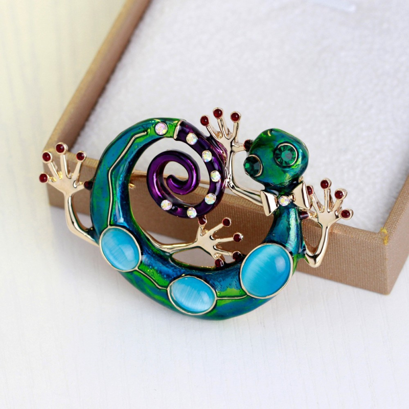 Visos aplinkai nekenksmingos medžiagos, europietiškos ir amerikietiškos mados, deimantais inkrustuotos driežo gekono formos, retro stiliaus, kūrybinga niša, universali drabužių sagė, paruošta pardavimui.