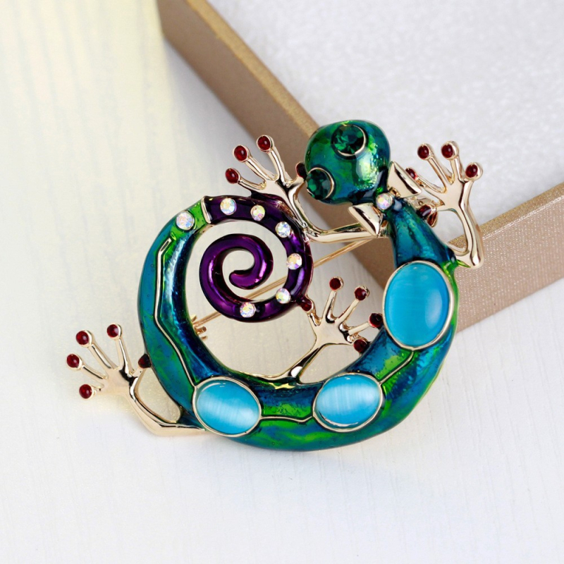 Visos aplinkai nekenksmingos medžiagos, europietiškos ir amerikietiškos mados, deimantais inkrustuotos driežo gekono formos, retro stiliaus, kūrybinga niša, universali drabužių sagė, paruošta pardavimui.