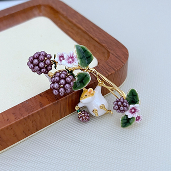 Nauja lengva, prabangi, paprasto pastoracinio stiliaus inkrustuota emalio, lašančio aviečių spalvos, miela burunduko sagė, metalinis korsažas