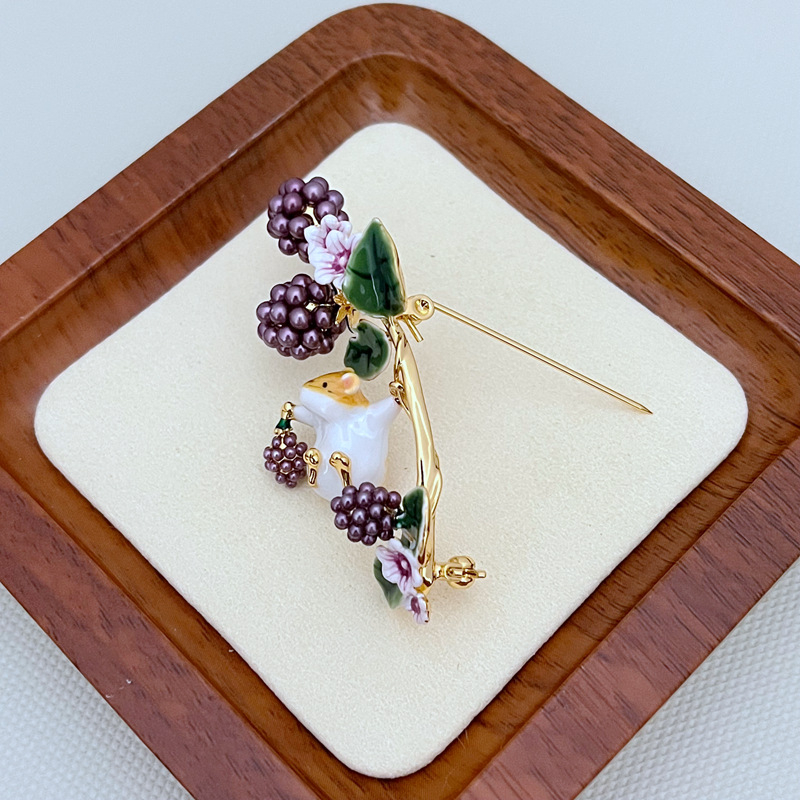 Nauja lengva, prabangi, paprasto pastoracinio stiliaus inkrustuota emalio, lašančio aviečių spalvos, miela burunduko sagė, metalinis korsažas