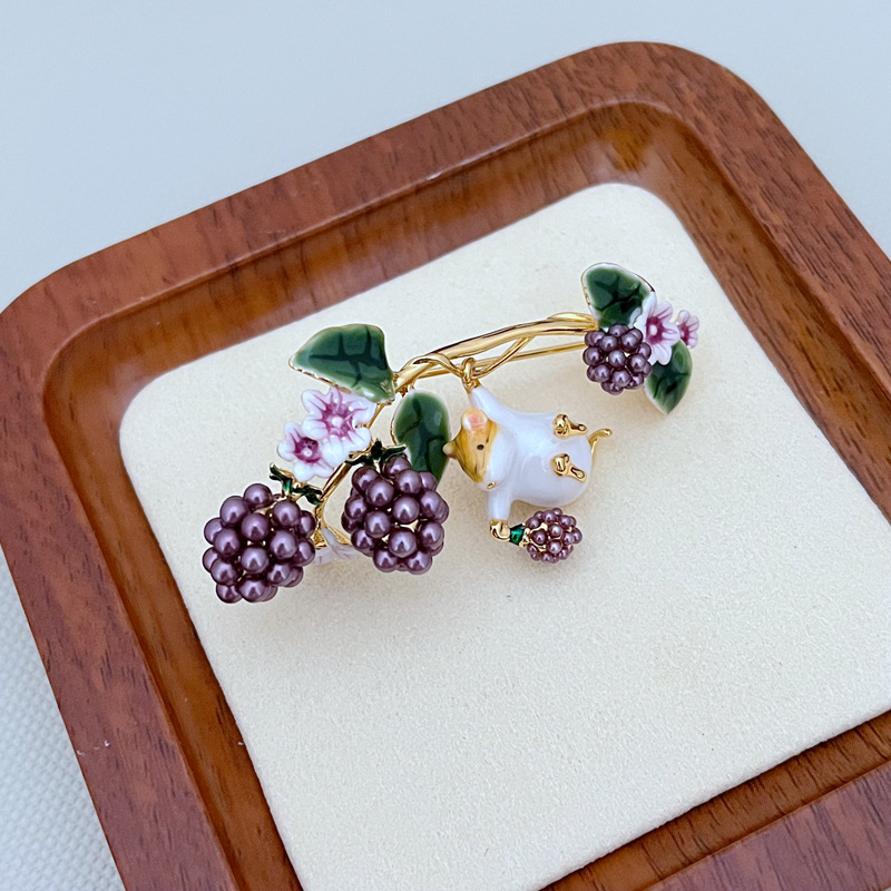 Nauja lengva, prabangi, paprasto pastoracinio stiliaus inkrustuota emalio, lašančio aviečių spalvos, miela burunduko sagė, metalinis korsažas