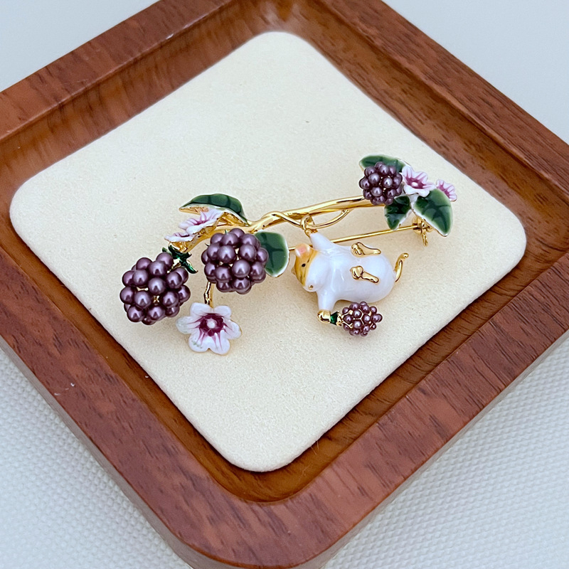 Nauja lengva, prabangi, paprasto pastoracinio stiliaus inkrustuota emalio, lašančio aviečių spalvos, miela burunduko sagė, metalinis korsažas