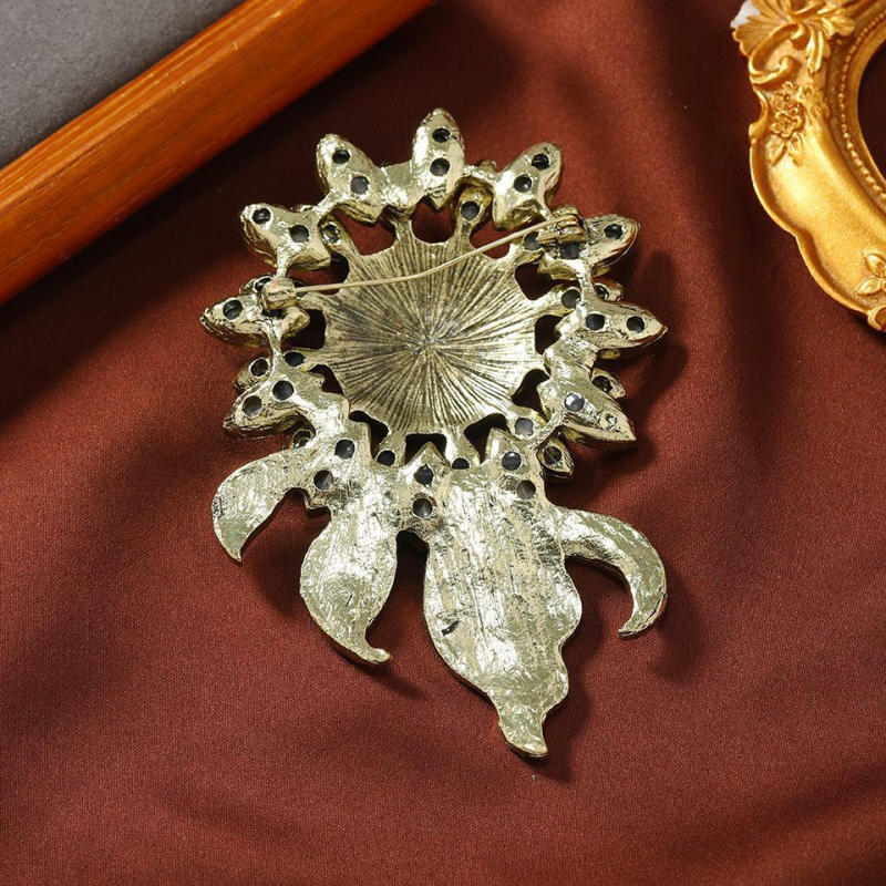 Vintažinis, pilnas deimantų, sunkių saulėgrąžų sagės, perdėtai didelis krištolinis korsažo kostiumas, paltas su smeigtukais, didmeninė prekyba