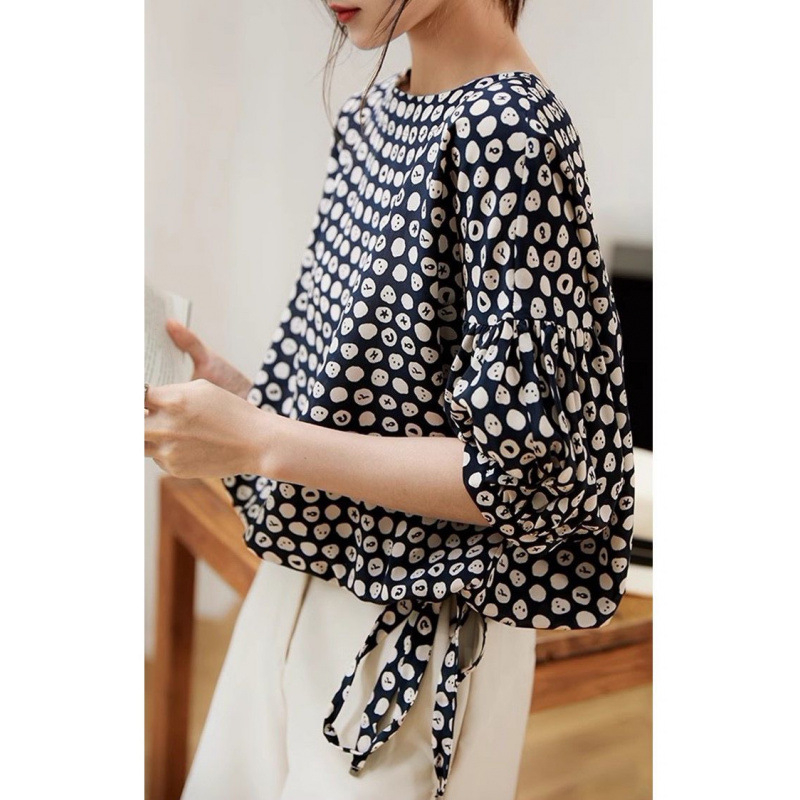 Šilkiniai šilkmedžio spalvos marškiniai moterims apvalia kaklo puse rankovių 2025 m. pavasario ir vasaros prancūziškos mados marginti pūstos rankovės viršūnės baltos spalvos