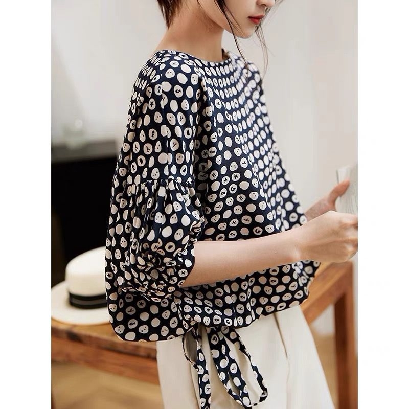 Šilkiniai šilkmedžio spalvos marškiniai moterims apvalia kaklo puse rankovių 2025 m. pavasario ir vasaros prancūziškos mados marginti pūstos rankovės viršūnės baltos spalvos