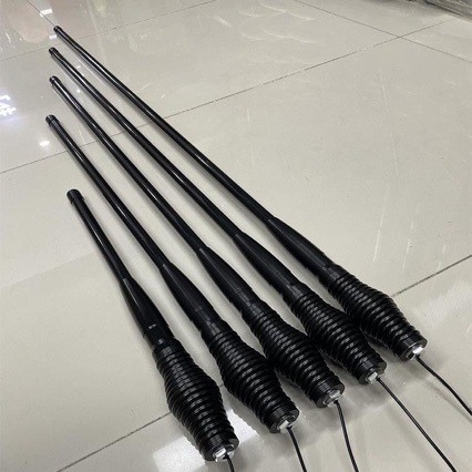 Tinka priekiniams ir galiniams buferių buožams, storesnėms automobilių dekoratyvinėms antenoms, visureigių modifikacijoms ir automobilių stogams