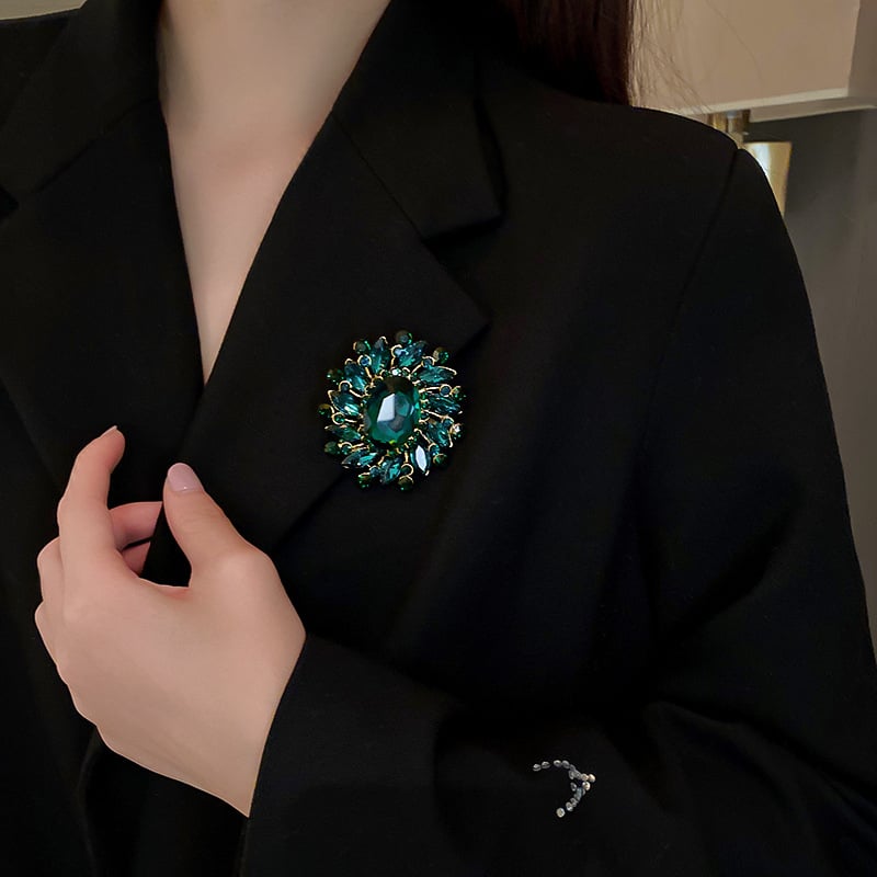 Vintage smaragda inkrustēta rhinestone ziedu piespraude, Eiropas un Amerikas modes aksesuāri, augstas kvalitātes, salda un eleganta piespraudes korsāža