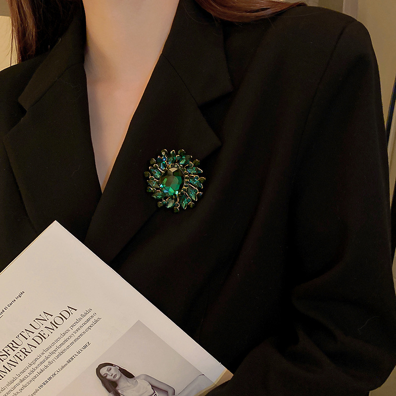 Vintažinė smaragdo inkrustuota cirkonio gėlių sagė, europietiška ir amerikietiška mada, aukštos kokybės, miela ir elegantiška sagės korsažas