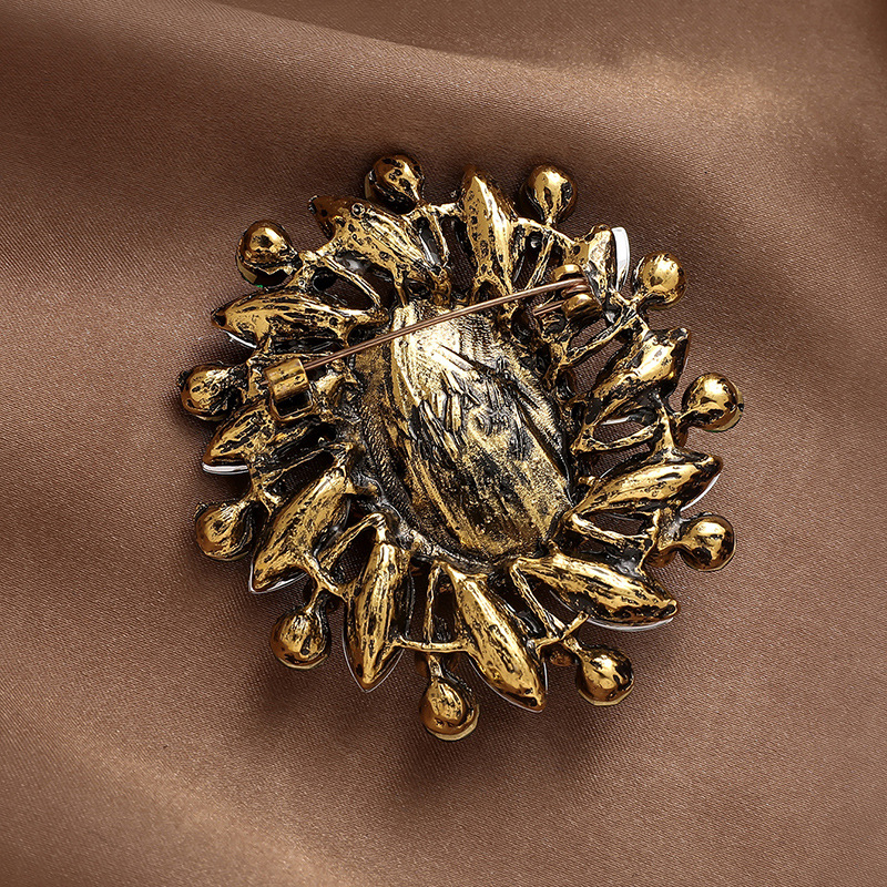 Vintažinė smaragdo inkrustuota cirkonio gėlių sagė, europietiška ir amerikietiška mada, aukštos kokybės, miela ir elegantiška sagės korsažas