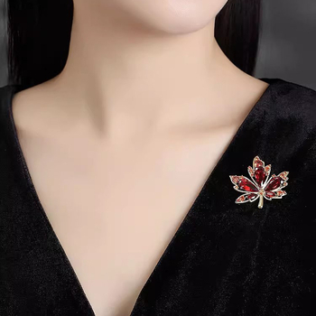 Νέα, πολυτελής γυναικεία, εξαιρετική καρφίτσα με κρύσταλλο και φύλλο σφενδάμου, niche design pin, αξεσουάρ κοστουμιού