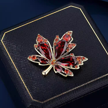 Νέα, πολυτελής γυναικεία, εξαιρετική καρφίτσα με κρύσταλλο και φύλλο σφενδάμου, niche design pin, αξεσουάρ κοστουμιού