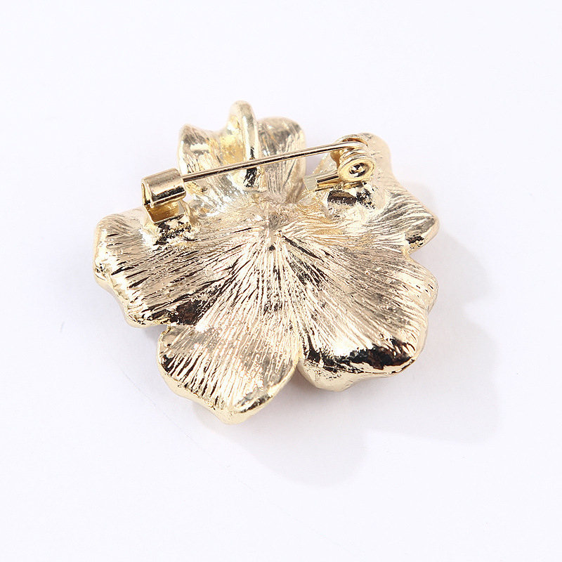 Korėjietiško stiliaus madinga žiedlapių sagė, elegantiškas ir universalus matinis trijų spalvų gėlių korsažas, elegantiškas deimantais inkrustuotas smeigtukas. Yra sandėlyje.