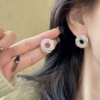 Eiropas un Amerikas modes daudzslāņu gredzenveida auskari, sieviešu nišas dizaina metāla vērpjamie auskari, 925 sudraba adatu auskari