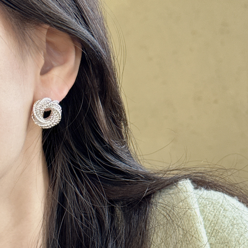 Eiropas un Amerikas modes daudzslāņu gredzenveida auskari, sieviešu nišas dizaina metāla vērpjamie auskari, 925 sudraba adatu auskari