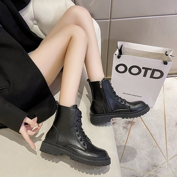 Juodi suaugusiųjų aulinukai su kutais, vyriški laisvalaikio martin aulinukai, tuščiaviduriai, žemi, kitos gumos spalvos, vienspalviai, užtrauktukai šone