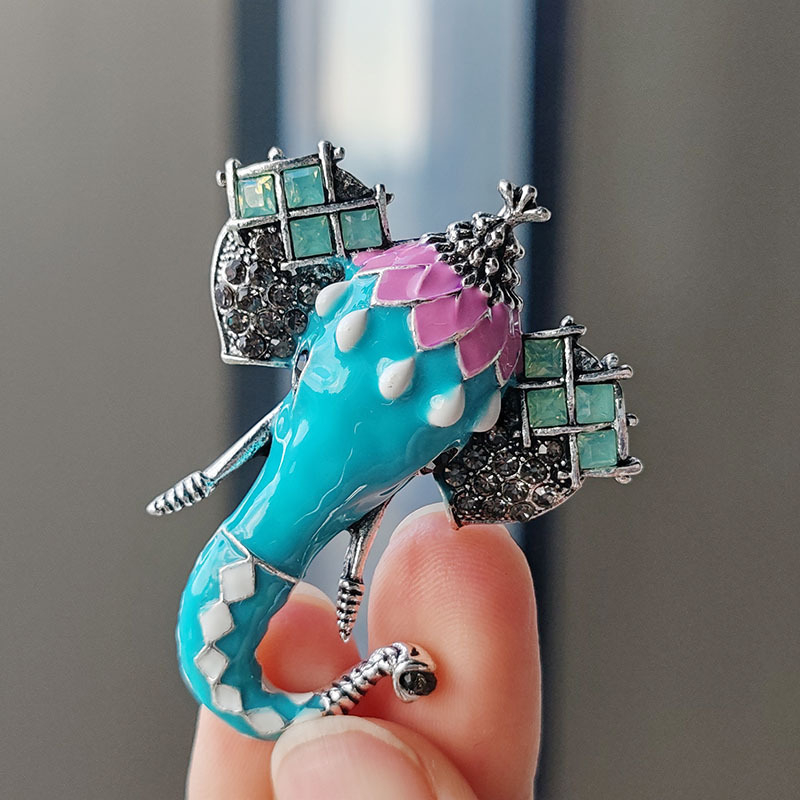 Kūrybingos mados palanki sagė moterims, tinkančioms prie atmosferinio tailandietiško stiliaus gyvūnų segtukų korsažo kostiumo aksesuarų, didmeninė prekyba