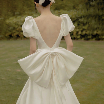 Lagana francuska satenska vjenčanica za jesen 2025., novi stil, mladenka u šumskom stilu, super vilinska vjenčanica za fotografiranje na otvorenom, elegantna haljina s ribljim repom