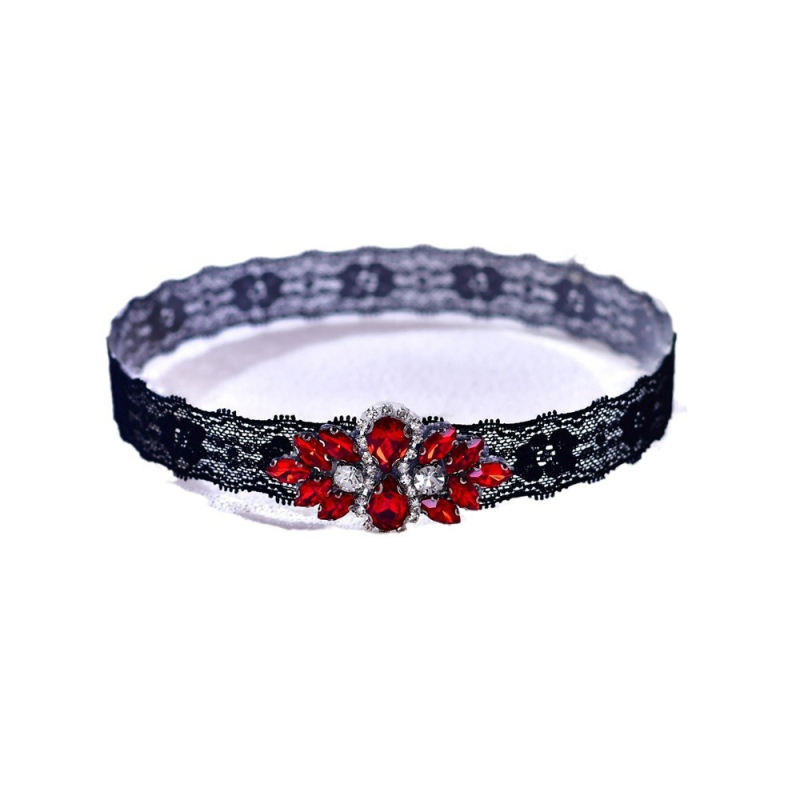 „Youlapan ST61“ tamsiai juodos raudonos spalvos deimantinis kojos žiedas su juodais nėriniais ir raudonu deimantiniu keliaraiščiu, demonstruojantis kojų diržą moterims