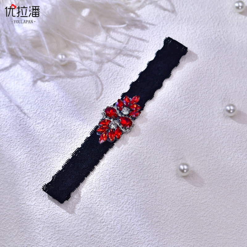 „Youlapan ST61“ tamsiai juodos raudonos spalvos deimantinis kojos žiedas su juodais nėriniais ir raudonu deimantiniu keliaraiščiu, demonstruojantis kojų diržą moterims