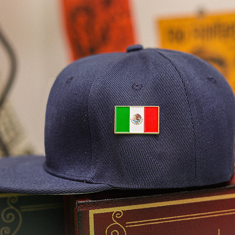 Naujų skrybėlių segtukai su tarpvalstybine metaline „New Era“ vėliava ir skrybėlių segtukais, animacinių filmukų ženkleliais ir skrybėlių aksesuarais