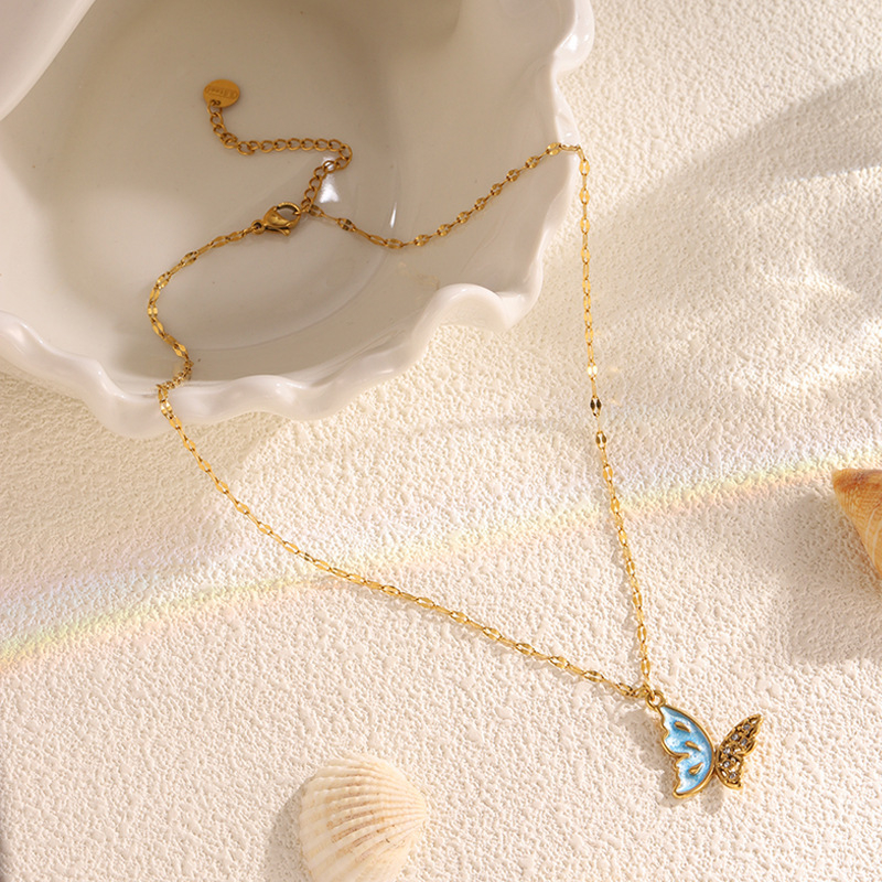 Tarpvalstybinio europietiško ir amerikietiško stiliaus mažas šviežio aliejaus lašančio drugelio titano plieno karoliai, lengvi, prabangūs, nišiniai, laisvo jausmo nerūdijančio plieno karoliai moterims