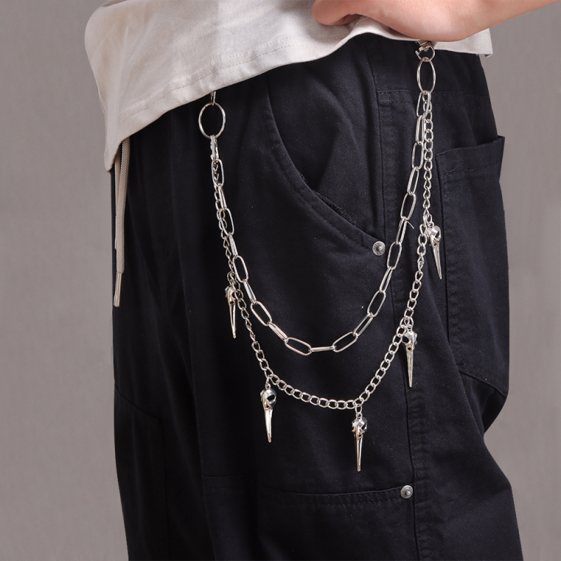 Karščiausia „Amazon“ papuošalų mados tendencija – smailus paukščio galvos pakabukas su dvigubu metaliniu kelnių grandinėle. Universali personalizuota kelnių grandinėlė.