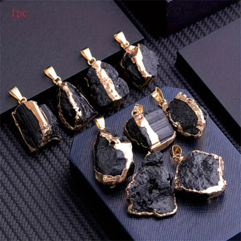 Φυσικό μαύρο κολιέ με επιχρυσωμένη άκρη από φυσική τουρμαλίνη και μαύρο δερμάτινο λουράκι, διαγώνια, σε προσφορά, σε ίσια μαλλιά