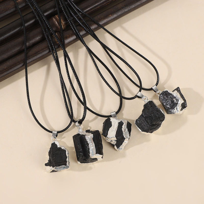Náhrdelník s príveskom z prírodného čierneho turmalínu s originálnym kameňom a pozláteným okrajom s čiernym koženým remienkom, cezhraničný horúci výpredaj, rovné vlasy z továrne