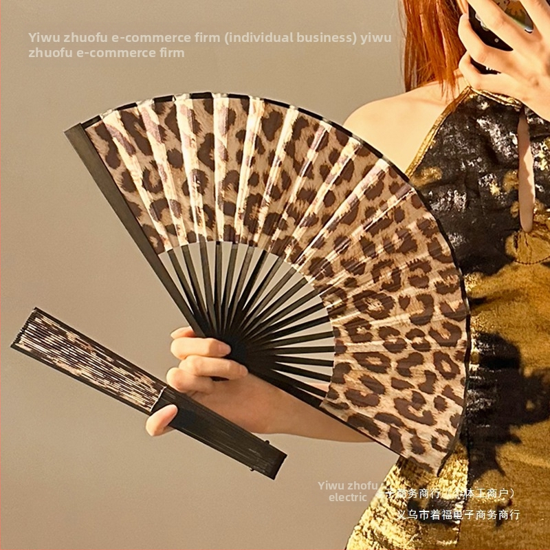 Vasaros sulankstomas šokių vėduoklis, nešiojamas bambukinis vėduoklis, čeongsamo vėduoklis, sulankstomas bambukinis vėduoklis, „Mamian“ sijonas, nešiojamas hanfu leopardo rašto vėduoklis