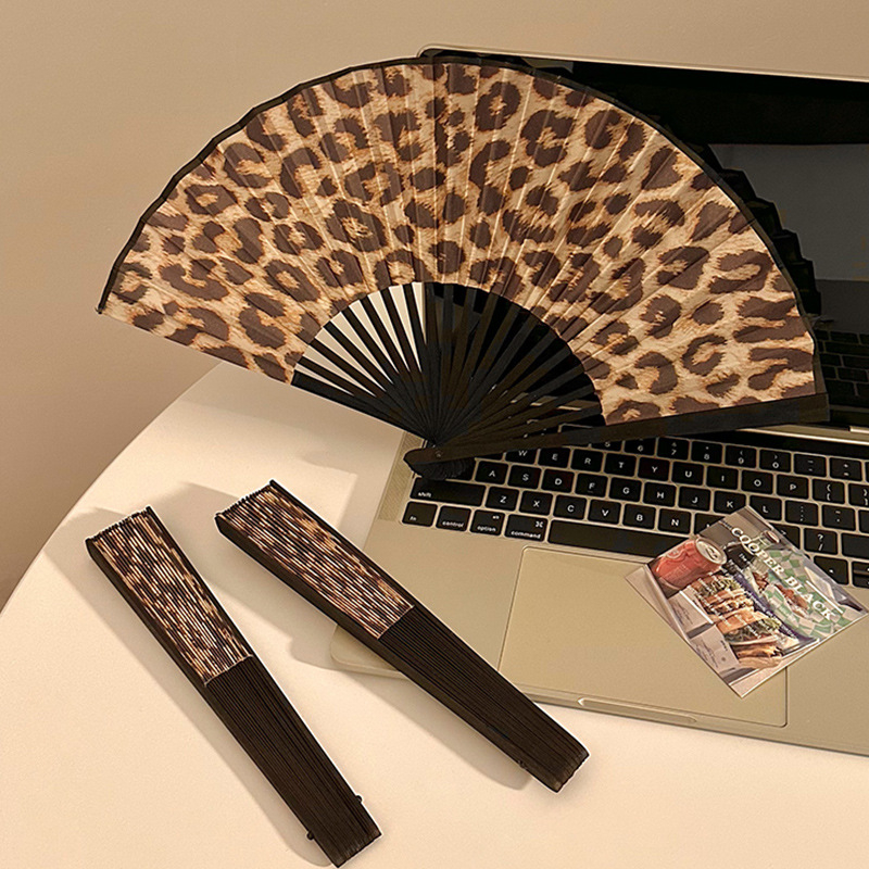 Vasaros sulankstomas šokių vėduoklis, nešiojamas bambukinis vėduoklis, čeongsamo vėduoklis, sulankstomas bambukinis vėduoklis, „Mamian“ sijonas, nešiojamas hanfu leopardo rašto vėduoklis