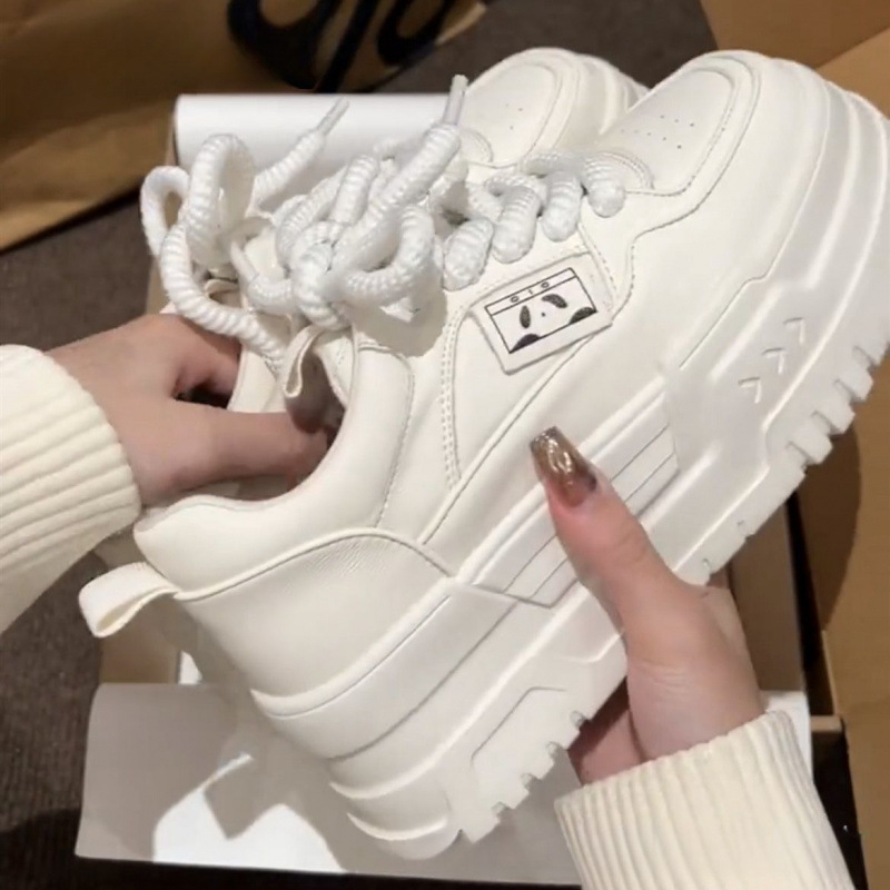 Įžymybių stiliaus platforminiai storapadžiai laisvalaikio balti bateliai moterims 2025 m. pavasariui Nauji universalūs ūgį didinantys sportbačiai moterims