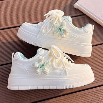 Balti batai moterims 2025 m. Nauji populiarūs pavasario ir rudens nišiniai batai moterims. Madingi universalūs laisvalaikio batai storu padu.