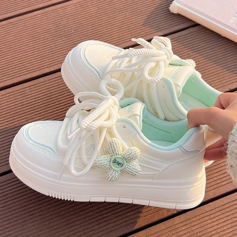 Balti batai moterims 2025 m. Nauji populiarūs pavasario ir rudens nišiniai batai moterims. Madingi universalūs laisvalaikio batai storu padu.