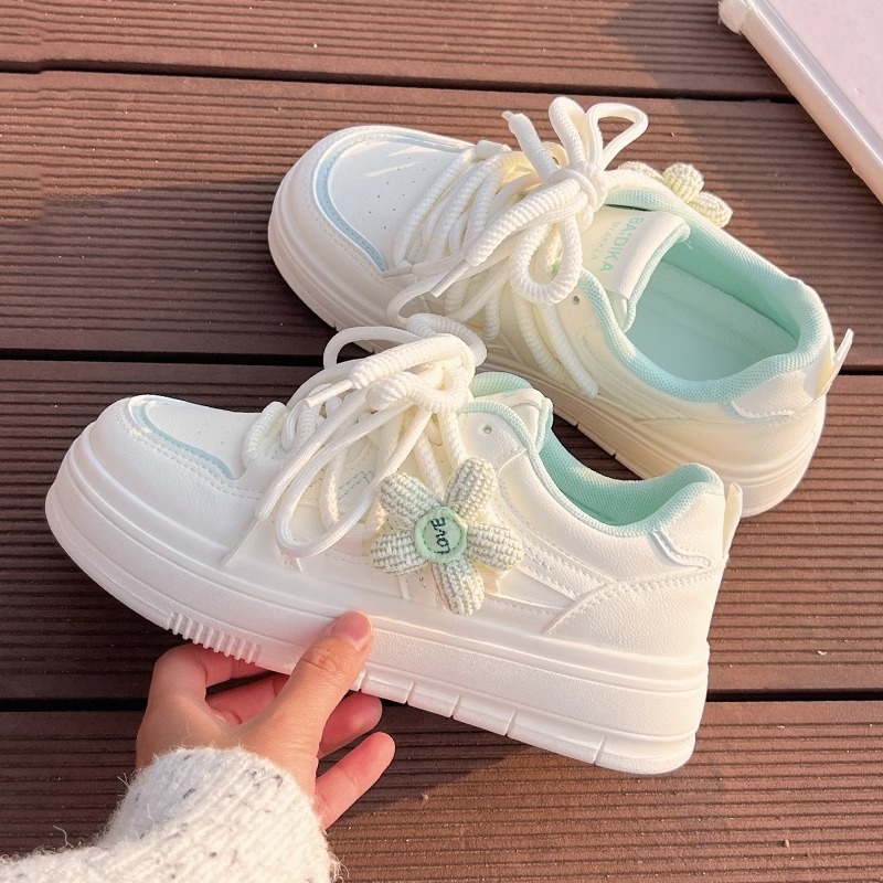 Balti batai moterims 2025 m. Nauji populiarūs pavasario ir rudens nišiniai batai moterims. Madingi universalūs laisvalaikio batai storu padu.