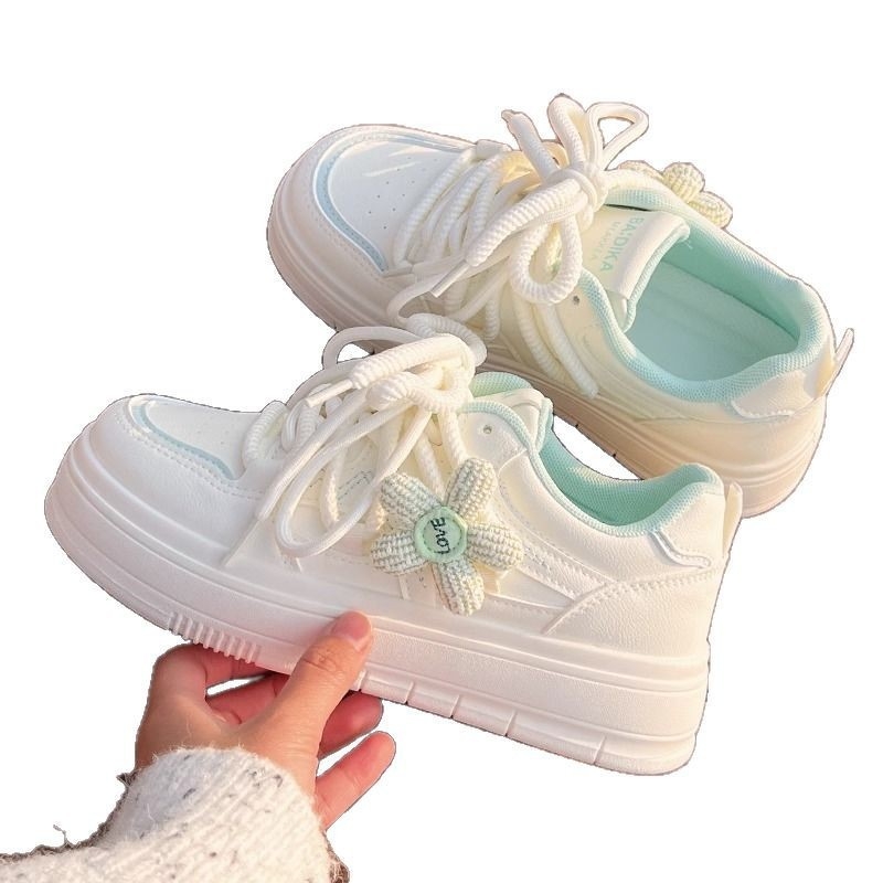 Balti batai moterims 2025 m. Nauji populiarūs pavasario ir rudens nišiniai batai moterims. Madingi universalūs laisvalaikio batai storu padu.