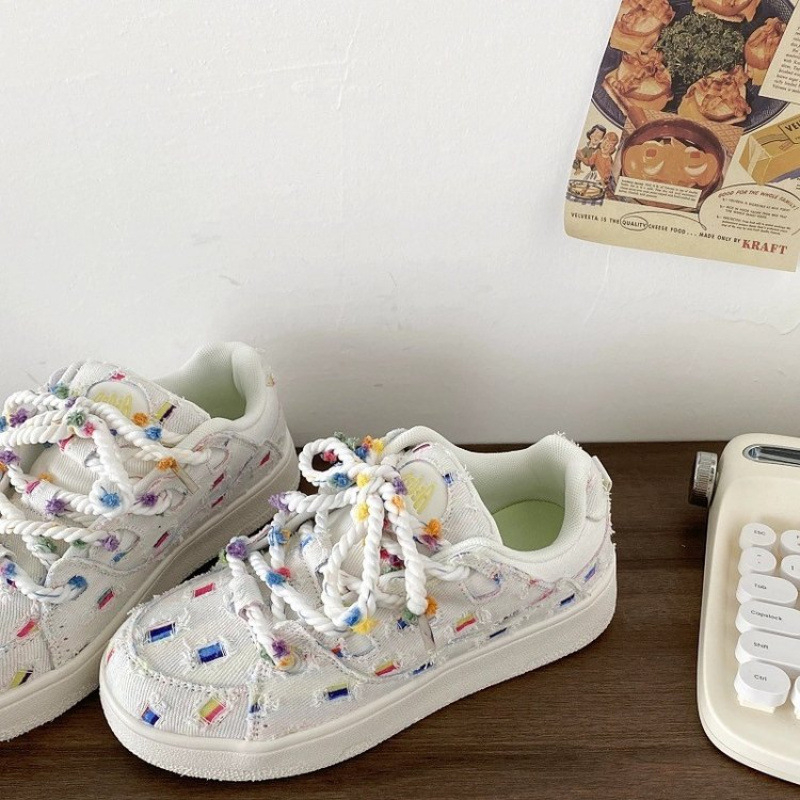 2024 m. rudens guminiai sportbačiai žemu viršutiniu sluoksniu (viršutinis aukštis mažesnis nei 10 cm) su raišteliais moterims